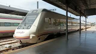 Ave AVLO saliendo de estación de Granada y tren Al-Andalus estacionado