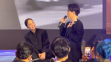 Bị hỏi câu khó, Miu Lê chạy lại đưa MIC cho Trúc Nhân rồi ngồi bệt xuống đất nghe tại buổi ra mắt MV