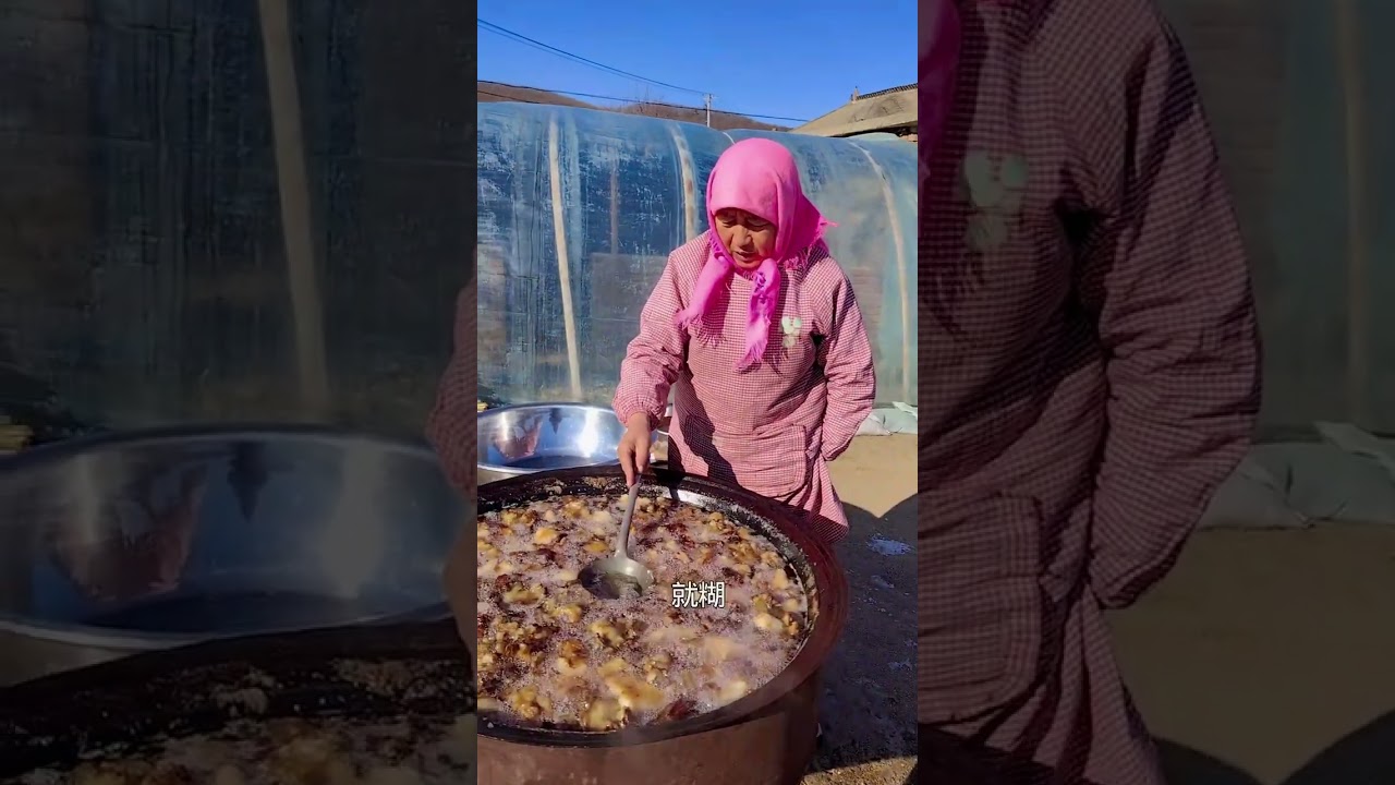 After slaughtering the pig for the New Year the fat from the pig is 㸆 lard. When makin