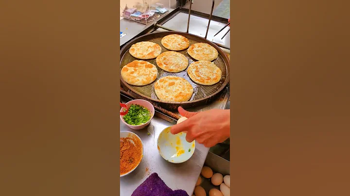 The technique of making egg-filled pancakes is really skillful