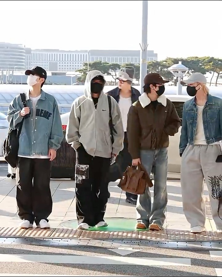 Stray Kids are on their way to China for a fansign✈️ #straykids