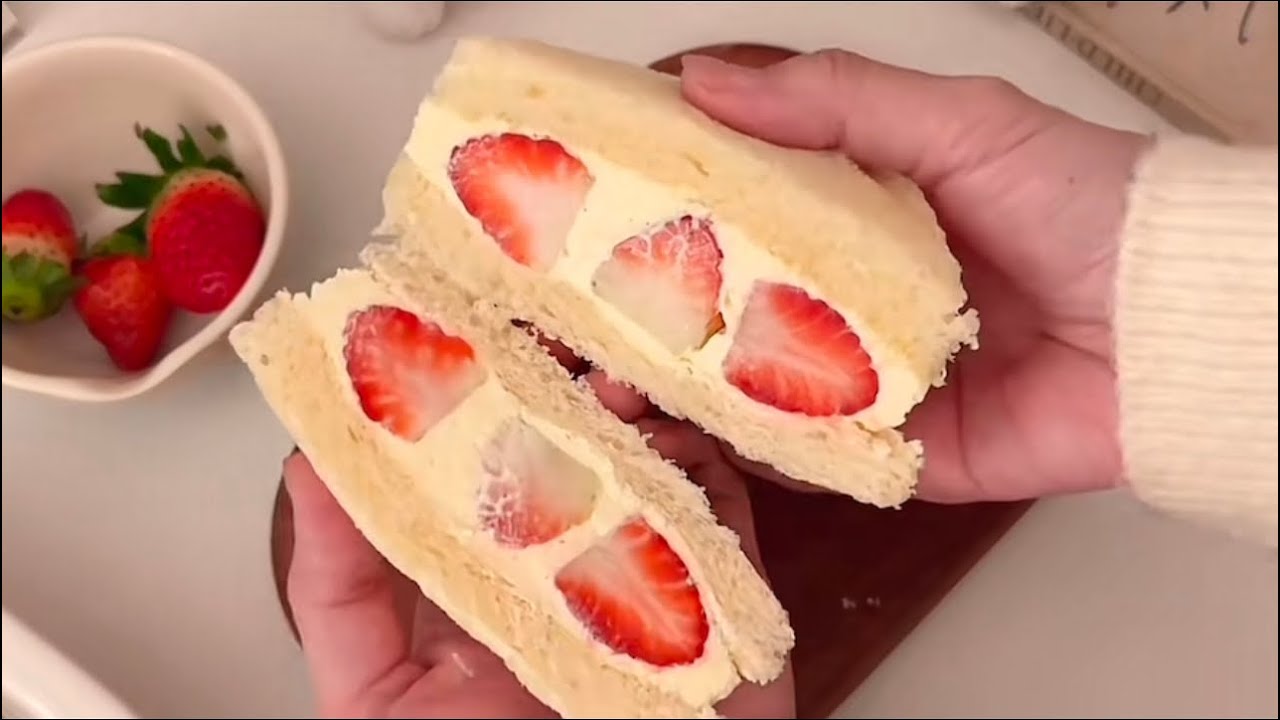 دخل علـ ي بالغر فه ولماشافني ناايمه سحبني من السرير طحت وقال😳💖