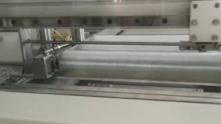 Automatic plastic lids packing machine to Italy work with self adhesive label device