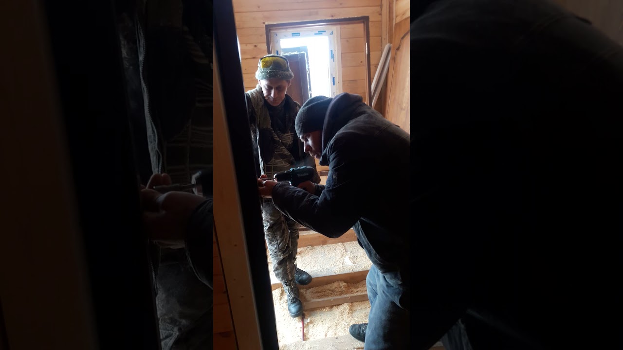 Установка металлической двери в деревянном доме. - YouTube