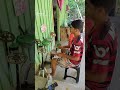 Esse Garoto arrebenta com uma bateria improvisada