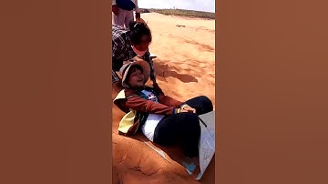 Phương Đài trượt cát hớ hênh lộ nội y sắc màu