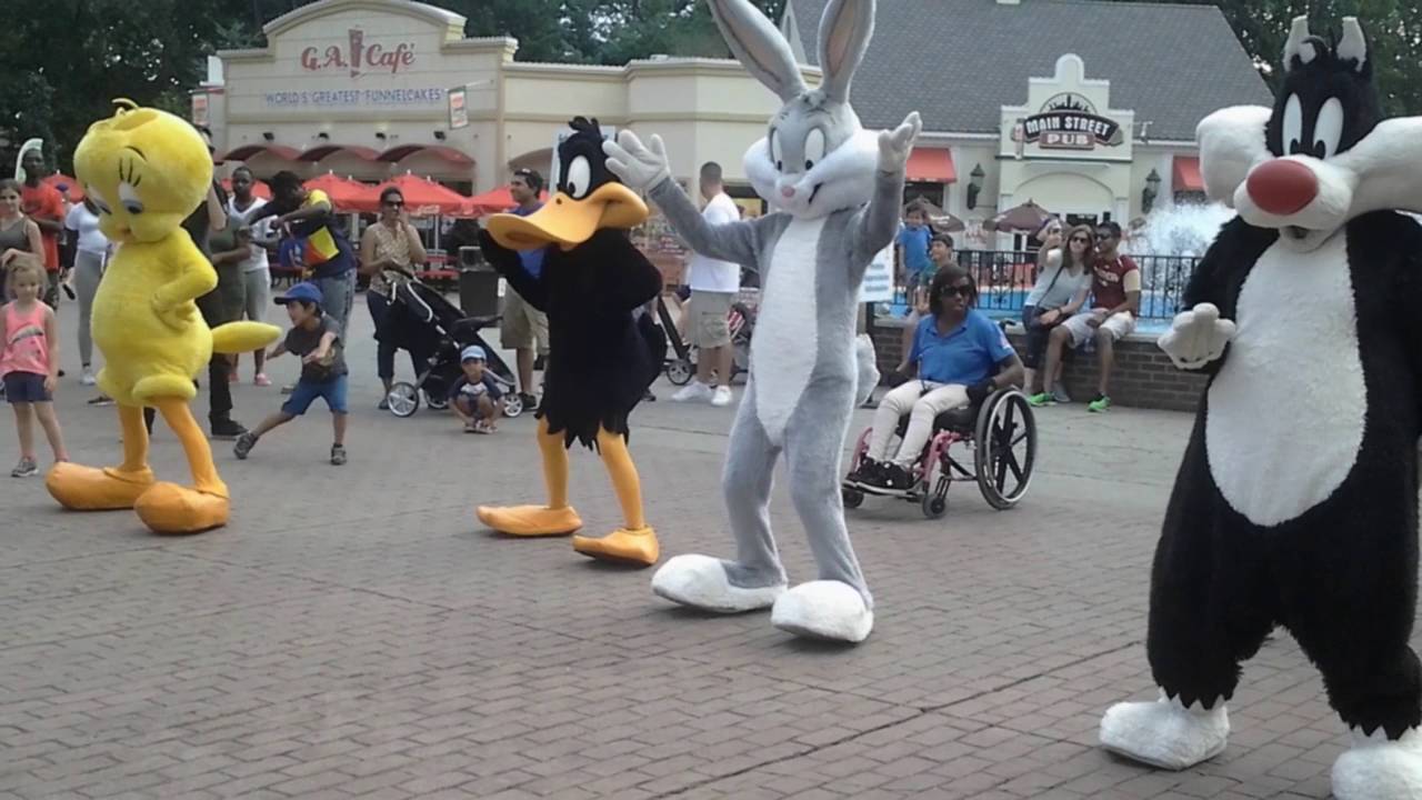 six flags great adventure characters dancing 2 2 youtube six flags characters