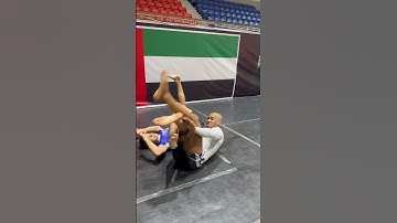 Berimbolo com chave de joelho. #bjj #jiujitsu #brazil #videos #videoscurtos #shortvideo #dubai #bra