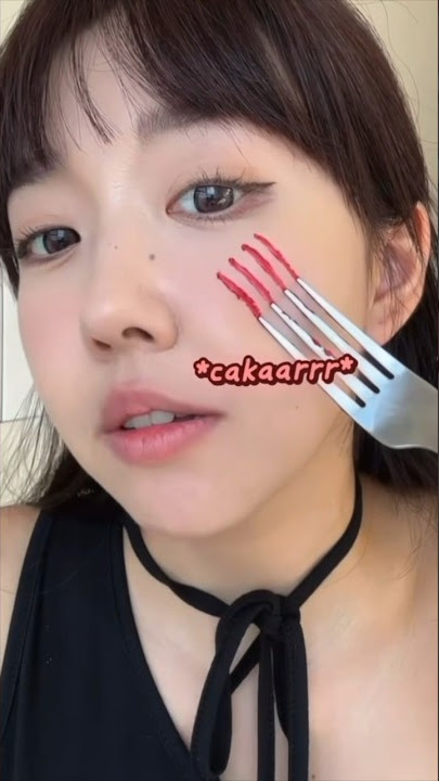 TRY THIS WOLF CLAW HALLOWEEN MAKEUP HACK USING A FORK