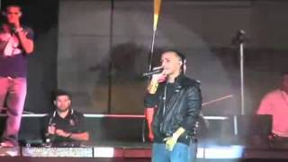 BOTELLAZO A ARCANGEL EN PLENO CONCIERTO.