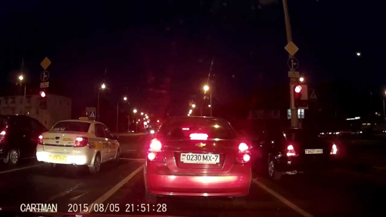 видео с регистратора G1W-CB, 10 вечера, освещенная городская улица