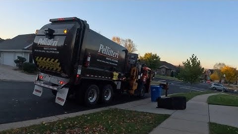 Pellitteri Swing Truck 524 Mack LR Labrie Automizer on trash