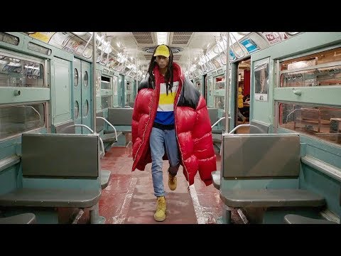 Video: Jeremy Scott Präsentiert Seine Ersten Kreationen Für Moschino