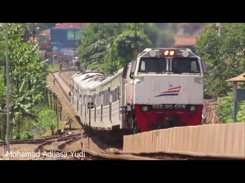 KA Turangga Di Siang Hari.