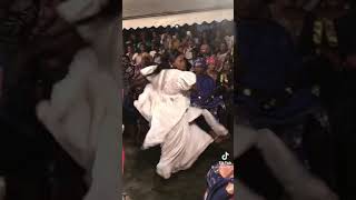 La danse spectaculaire d’une femme sénégalaise 