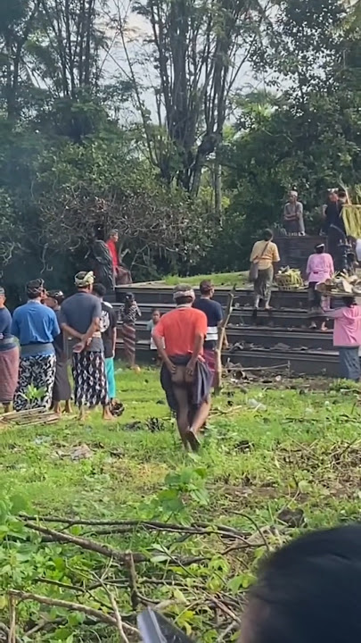 Ketika bapak bapak salah duduk di rumput, alih tungu