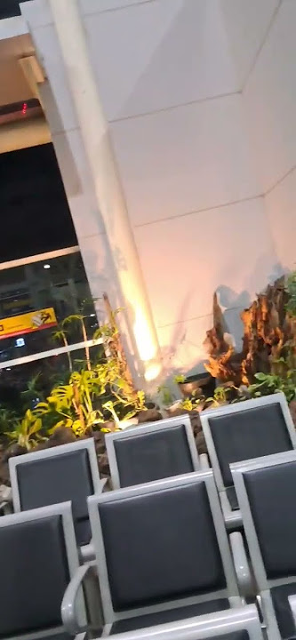 Ruang Tunggu Stasiun Jatinegara Bisa ngecharger HP sepuasnya. Meja coklat banyak stopkontak charger