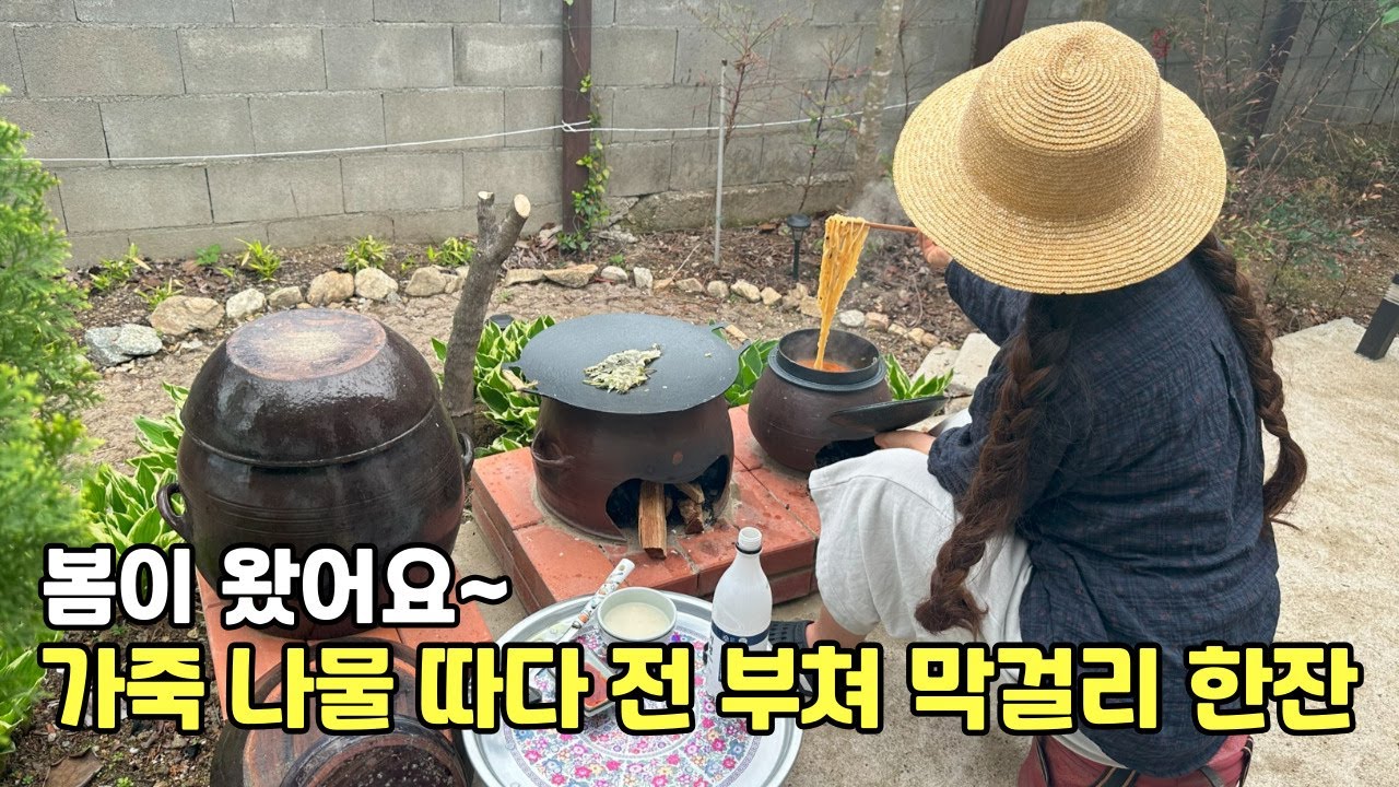 женщина, живущая в сельской местности, на выходных чистит пруд в пасмурный день