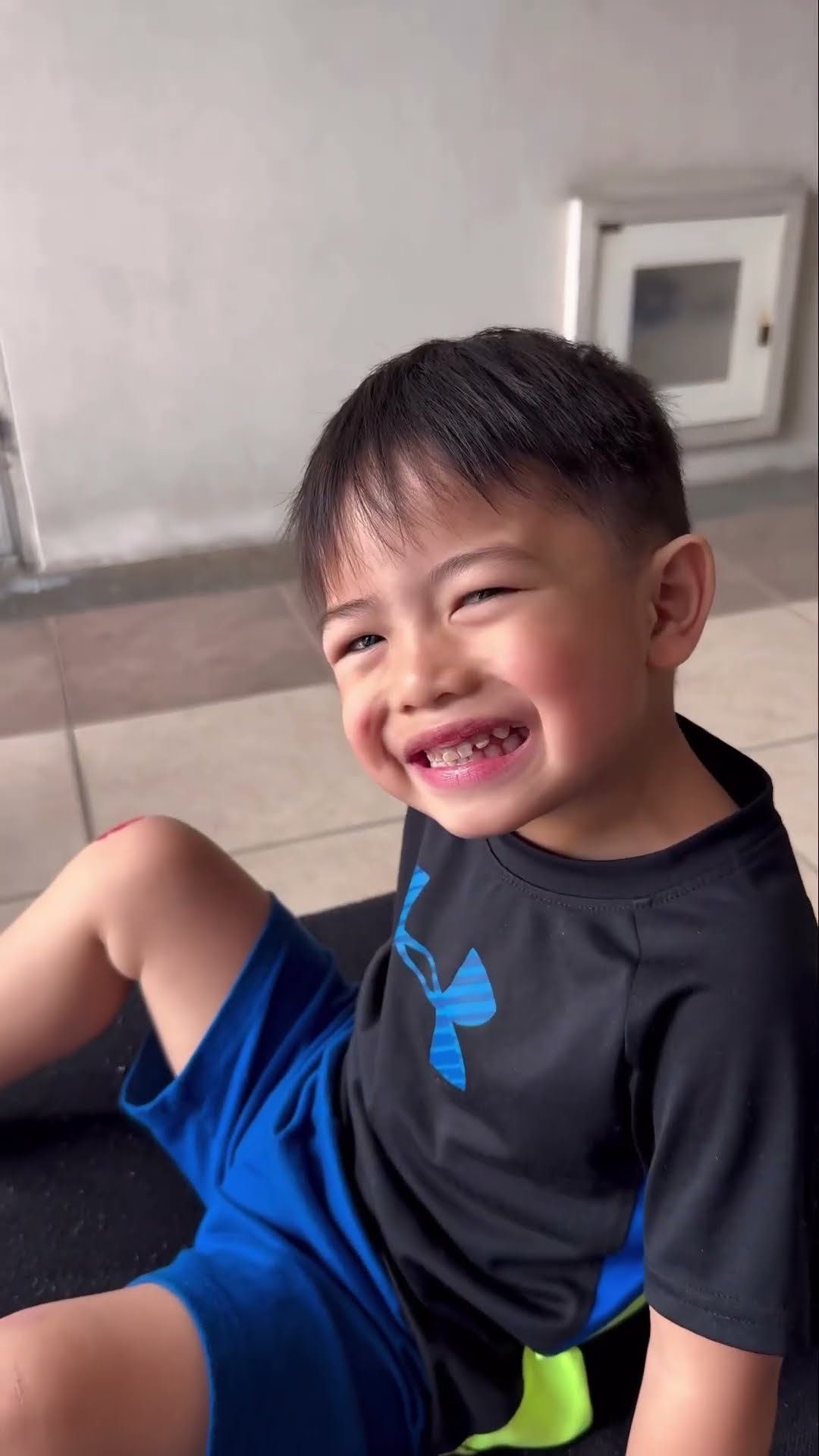Mom helps baby treat his wound ??❤️????✅??