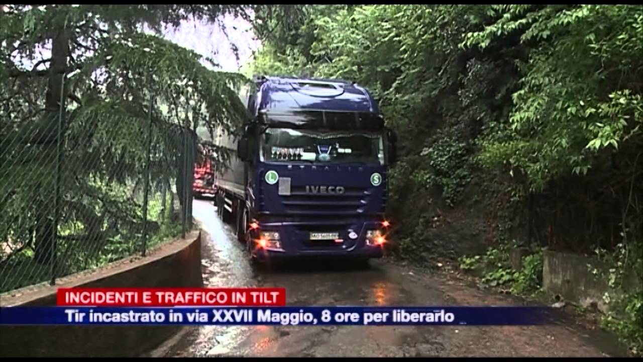 Etg - Tir incastrato in via XXVII Maggio: 8 ore per liberarlo