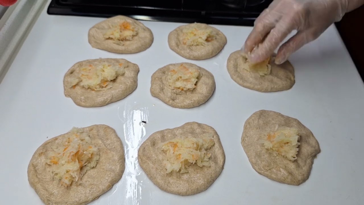 Пирожки из цельнозерновой муки с квашеной капустой.