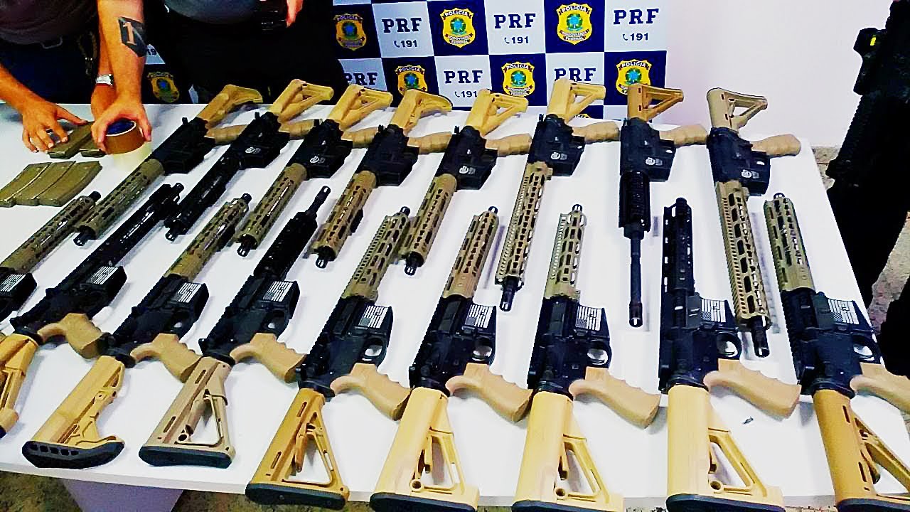 PRF apreende arsenal de guerra com dezenas de armas no Rio