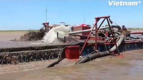 Cận cảnh “tàu ma” vô tư hút cát trước cửa biển Ba Lạt