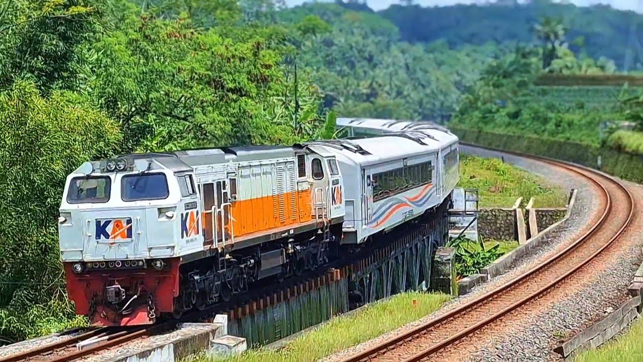 KERETA API PANJANG‼️ HUNTING KERETA API NGEBUT DI PERLINTASAN MENIKUNG 1/1