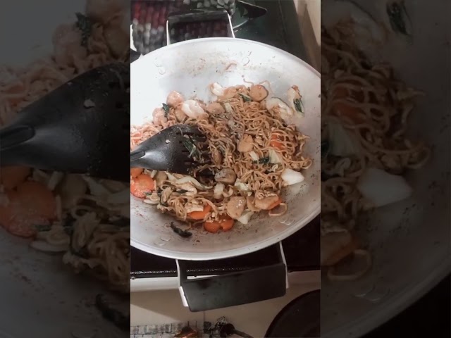 Masak Mie Goreng dan sayur Tahu Udang untuk keluarga pakai Bumbu Tabura Hmmantap! Ala : @humairadita class=