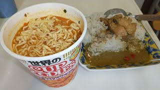 【男飯】オヤジが喰らう！！「カップヌードル トムヤムクン」といなばの「チキンとタイカレー グリーン」でお手軽タイ風ランチ【飯テロ】【ASMR】