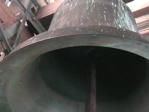 schaartv.wordpress.com Zu hÃ¶ren sind drei der vier Glocken der Ev.-Luth. St.Martinskirche, zu sehen ist die grÃ¶Ãte der vier. Die Elektronik der Glocke 3 war beim Zeitpunkt der Aufnahme defekt, daher ist sie nicht zu hÃ¶ren. Die vier Voslapper Glocken: Die kleinste Glocke ist die Taufglocke, es geht ja auch in der Regel um kleine Kinder! Sie hat diese Inschrift: âWer da glaubet und getauft wird, der wird selig werden. Die zweitkleinste Glocke ist die Trauglocke und trÃ¤gt diesen Spruch: âWas Gott zusammengefÃ¼gt hat, das soll der Mensch nicht scheiden. Die St. Martinsglocke ist die âVater-unser-Glocke und sie verkÃ¼ndet: âSeid aber TÃ¤ter des Worts und nicht HÃ¶rer allein. Dieser Spruch und auch der der grÃ¶Ãten Glocke sind neben dem Kreuz im Altarraum der Kirche an der Wand zu lesen. Die grÃ¶Ãte Glocke ist die Martin-Luther-Glocke. Sie erklingt nur bei besonderen Gelegenheiten und an hohen Feiertagen. âSelig sind, die das Wort Gottes hÃ¶ren und bewahren. Alle Glocken tragen zudem als Schmuck eine Darstellung des heiligen Martin, wie sie auch im Siegel der Gemeinde zu sehen ist. Aus der Selbstdarstellung der Gemeinde: "Die Kirchengemeinde Voslapp kannte mehrere sakrale RÃ¤ume in ihrer kurzen Geschichte. Die ersten Gottesdienste, Kon- firmationen und Trauungen fanden in der Aula der damaligen "Volksschule" statt, bis die Gemeinde eine Baracke, die frÃ¼her ein Tanzlokal beherbergt hatte, Ã¼bernahm. Der Tag der Einweihung dieser ersten Kapelle am Deich fiel auf den 11. November 1951. So <b>...</b>