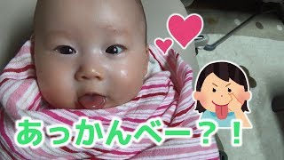 パパを起こして変な遊びをしてる赤ちゃん A baby waking a dad and playing strange things