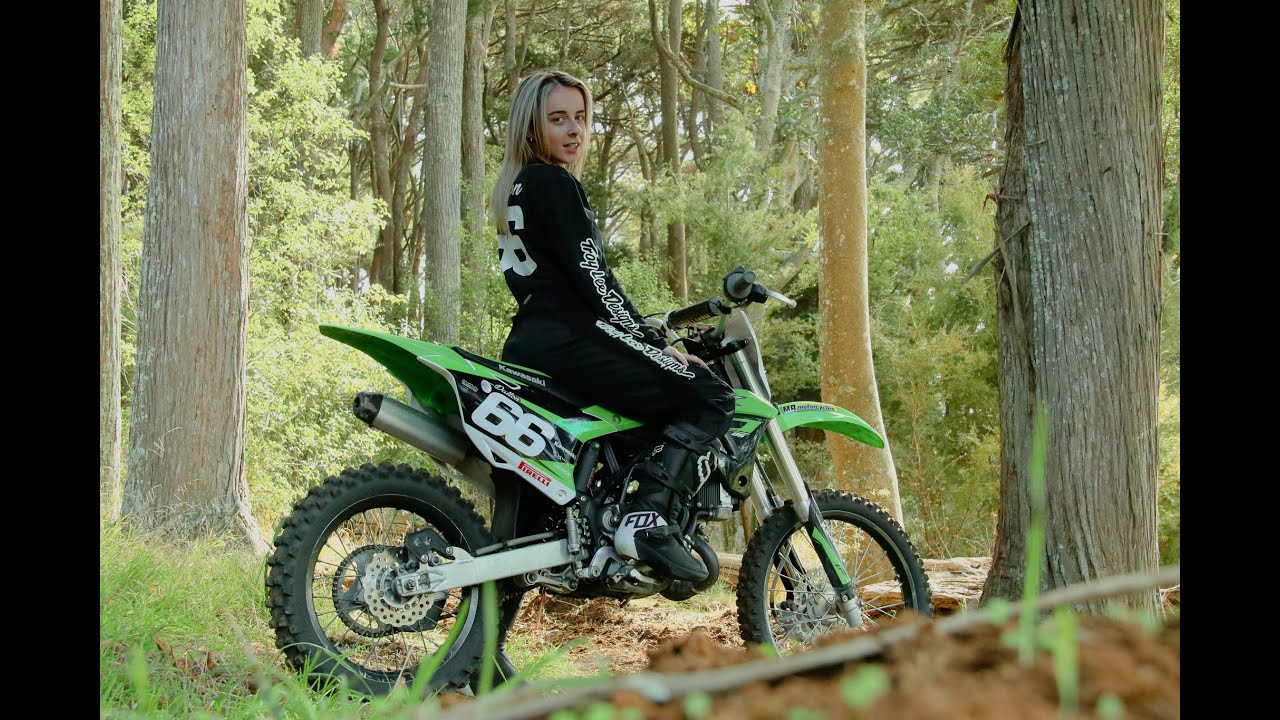 SUPRISING MY GIRLFRIEND WITH HER FIRST DIRT BIKE - YouTube