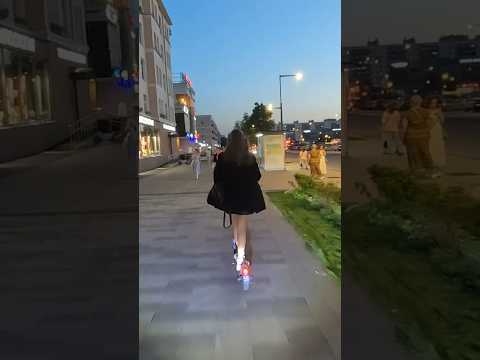 Самокатчица-гонщица🛴☝️Катает как профик👍Она идеальная жена самокатчика😂✅Надо взять её на катку)))