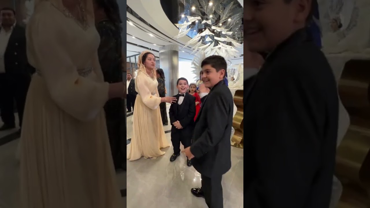 Если что, это барон, со своей женой, женят сына,  золото, бриллианты, доллары тоннами дарили