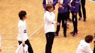 120108 mbc idol athletics championships - sunggyu sharing an orange with hoya