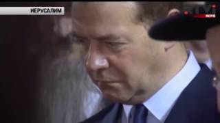 Дмитрий Медведев посетил Стену Плача(В Израиле российский премьер чувствует себя, как дома, об этом Дмитрий Медведев рассказал сегодня на встреч..., 2016-11-10T21:52:59.000Z)