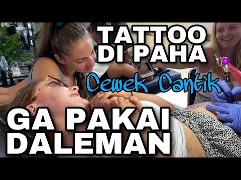 CEWEK CANTIK BIKIN TATTOO GA PAKAI DALEMAN !!!