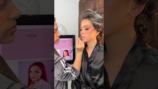 Arreglando A Una Reina Para Sus Fotos Oficiales