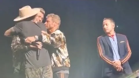 Nick Carter breaks down during Backstreet Boys tribute to Aaron Carter day after his death -DNA Tour