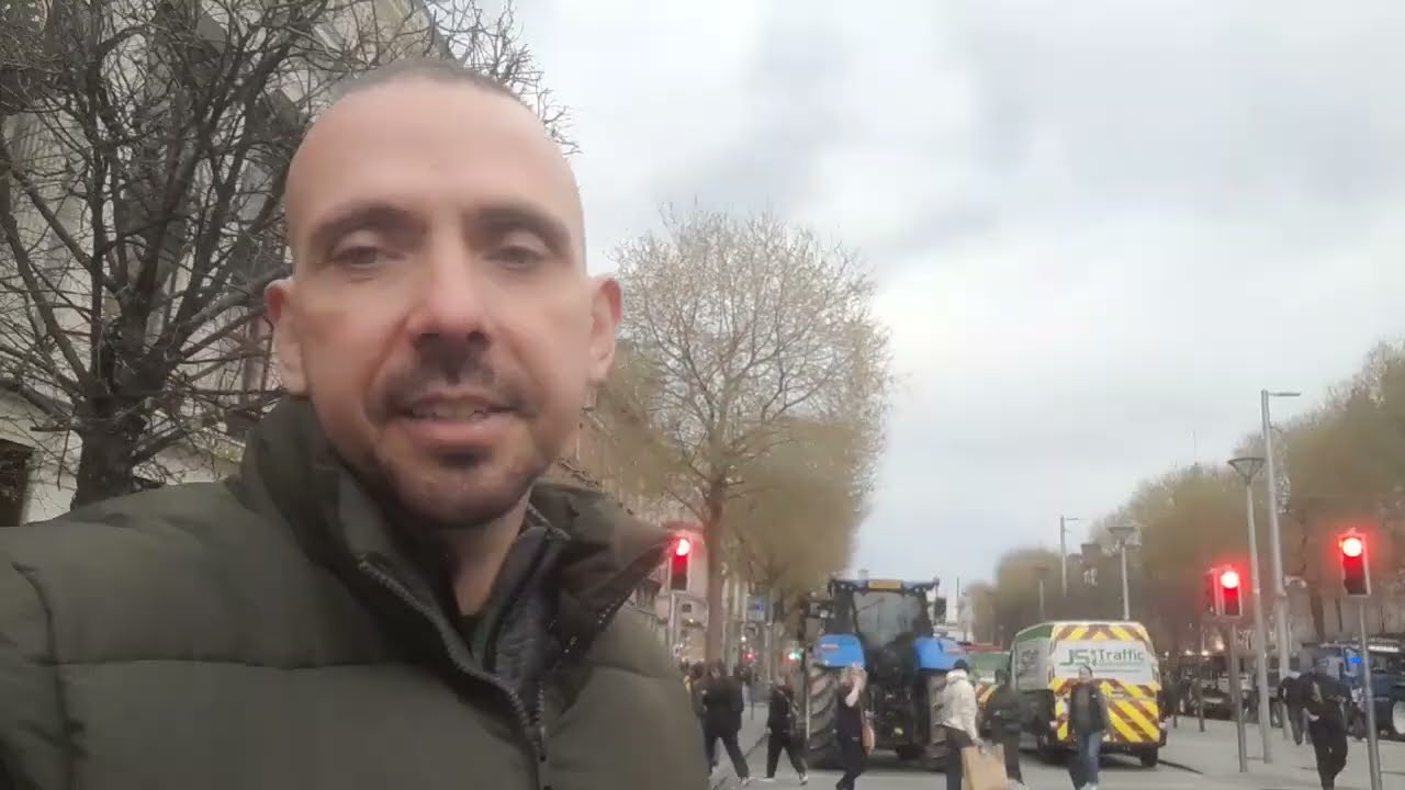 Fuel protests, day one: trucks and tractors block O’Connell Street