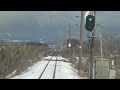 正面に鳥海山がそびえる雪が積った冬の羽越本線 本楯駅～南鳥海駅間を走行する701系の前面展望