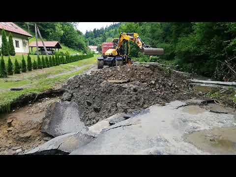 Zniszczona droga powiatowa Paszyn - Mogilno w Paszynie
