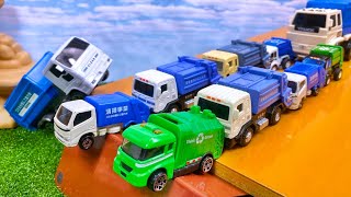 ゴミ収集車のミニカー達を手作り坂道で走行確認しておもちゃ箱に片付ける Check the running of Minicar garbage trucks on a handmade slope