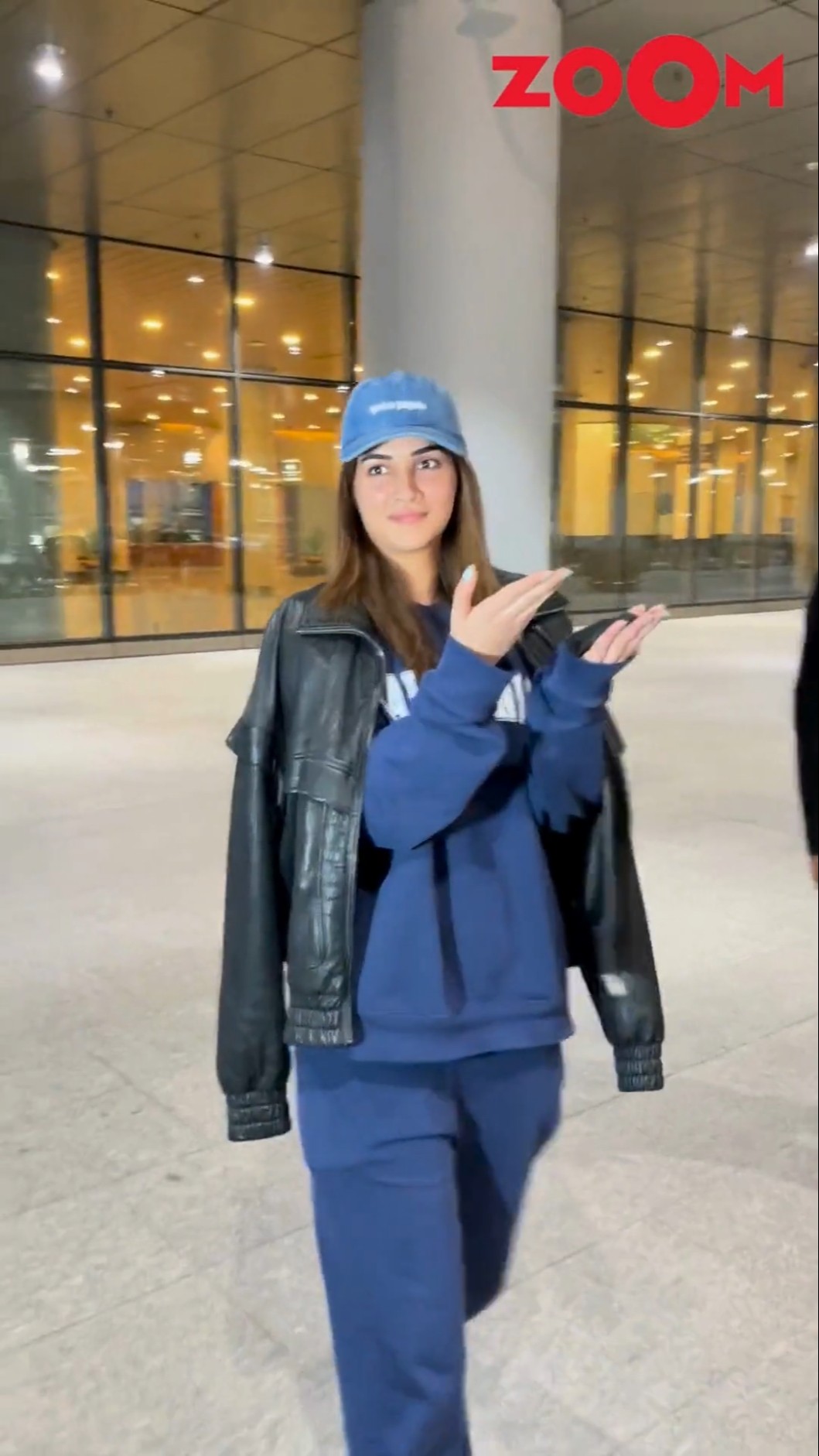 Kriti Sanon CUTELY WISHES paps a 'Happy New Year' as spotted at the airport #kritisanon #shorts