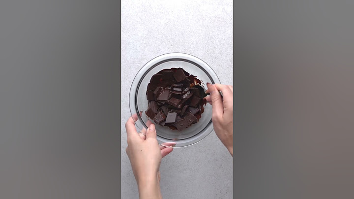 How to melt chocolate (the right way) 🍫 #meltchocolate #chocolatelover