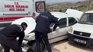 Besni Terbizek Kavşağında Kaza: 4 Yaralı