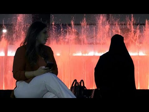 سعوديات يغامرن بالتجول من دون العباءة السوداء 