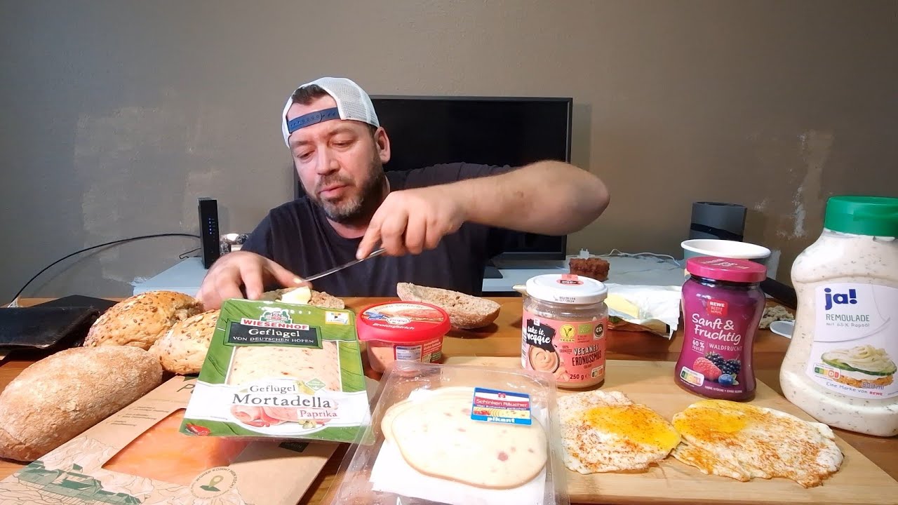 Frühstück essen mit SALAMI TV - mit Spiegeleier,Lachs und frische Brötchen vom Bäcker.