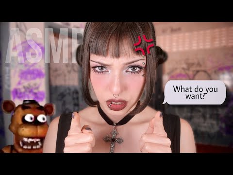 [ASMR] A menina estranha coloca piercing em vc no banheiro da escola 😳